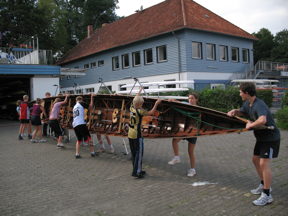 Gemeinsam drehen die Schüler ein 4er-GIG-Boot